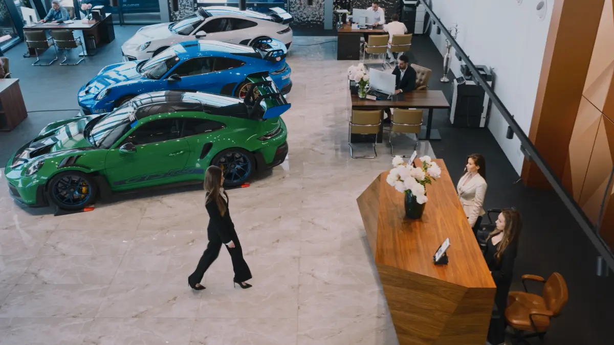 Mașini sport în showroom